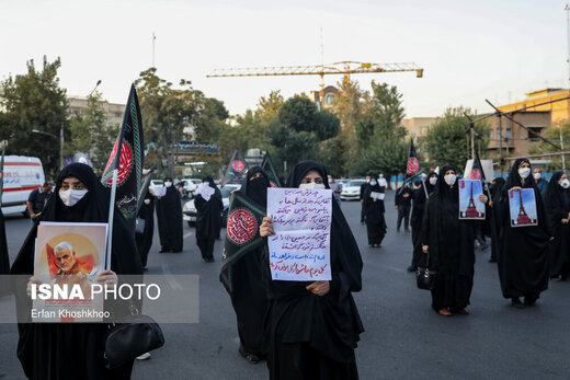 تجمع اعتراضی شهروندان تهرانی مقابل سفارت فرانسه