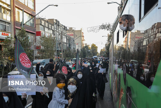 تجمع اعتراضی شهروندان تهرانی مقابل سفارت فرانسه