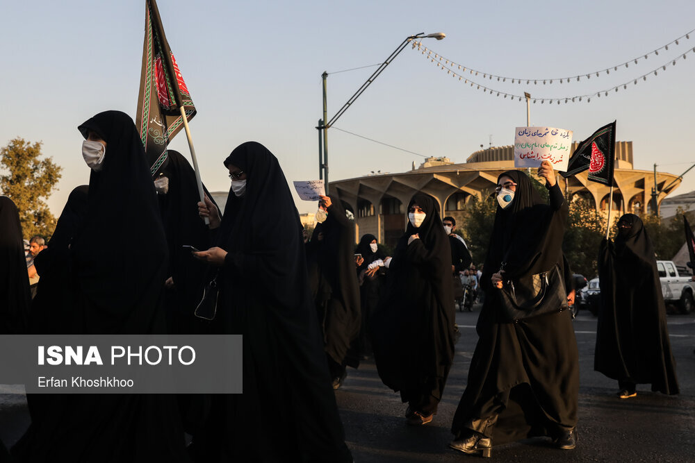 تجمع اعتراضی شهروندان تهرانی مقابل سفارت فرانسه