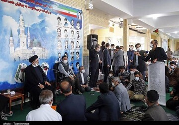 بنیاد مسکن هم در یک روستا دستور تخلیه خانه‌ها را به اهالی داده است