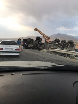 واژگونی تریلی در محور فیروزکوه