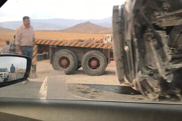 تصاویر |  تریلی غول‌پیکر اینگونه در محور فیروزکوه چپ کرد