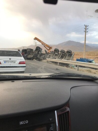 واژگونی تریلی در محور فیروزکوه
