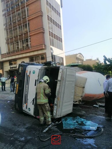 ساعتی قبل حادثه واژگونی یک دستگاه بونکر حامل بتن وافع در آجودانیه تهران