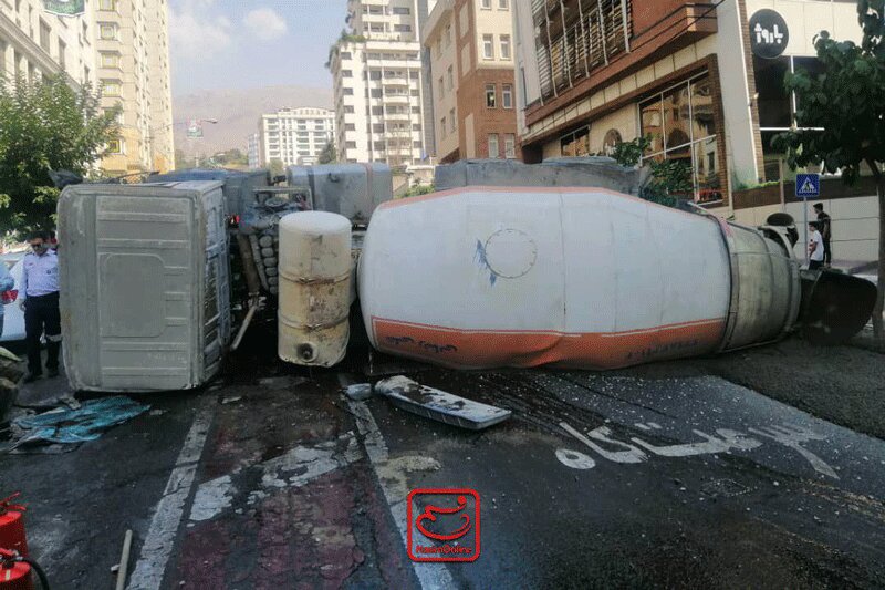 ببینید | ویدیو جدید از حادثه واژگونی کامیون بونکر سیمان در کرج