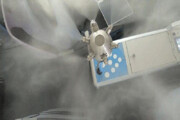 عکس | ربات‌هایی که هواپیماها را برای مقابله با کروناویروس ضدعفونی می‌کنند