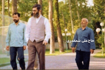 ببینید | تصویر خاص از مرحوم علی شمقدری در کنار رهبر انقلاب