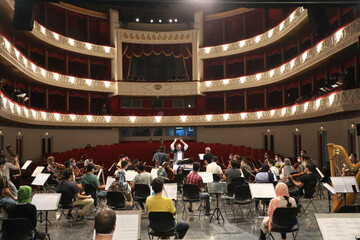 اجرای داریوش ارجمند و پرویز پرستویی با ۷۲ نوازنده روی صحنه 