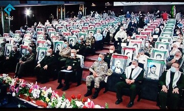 عکسی از دیدار تصویری رهبر انقلاب با رزمندگان دفاع مقدس