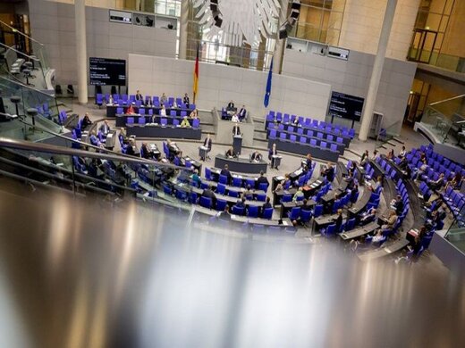 کشف بسته مشکوک پارلمان آلمان را به هم ریخت
