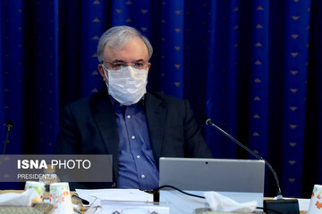 انتقاد یک پزشک فوق تخصص جراحی سرطان از وزیر بهداشت:عجیب است که از داروهای گیاهی و طب سنتی دفاع می کنید