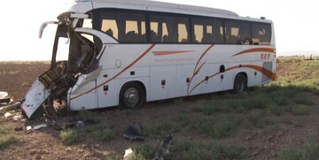 تصادف شدید مینی‌بوس و کامیون/ ۲۸ نفر مصدوم و ۲ نفر کشته شدند