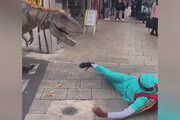 ببینید | واکنش مردم به حضور دایناسور در خیابان!
