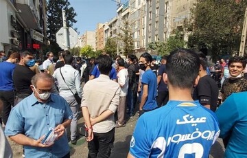 تجمع دوباره هواداران استقلال مقابل مجلس/عکس