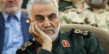یادگاری سردار سلیمانی برای دختر شهید مدافع حرم / عکس