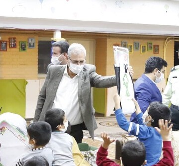 عکسی از علی ربیعی در مرکز نگهداری از کودکان محله جوادیه