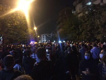 تصاویر دیگری از تجمع هوادارن مقابل بیمارستان جم