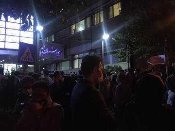 تصاویر دیگری از تجمع هوادارن مقابل بیمارستان جم