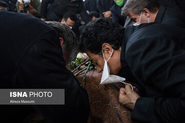 عکس | بوسه ای تلخ برای وداع پسر با خسرو آواز ایران