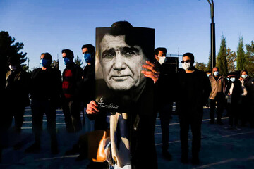 هنرمندانی که در خاکسپاری محمدرضا شجریان در توس حضور داشتند/ عکس