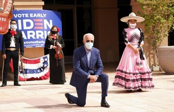 عکس | زانو زدن جو بایدن در حمایت از حقوق رنگین پوستان در آمریکا