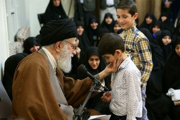 تصویر اذان گفتن رهبر انقلاب در گوش کودک ۲۰ روزه /دعایی ویژه برای فرزندان شهدای مدافع حرم