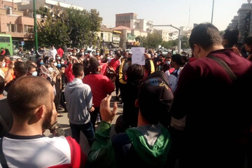 دستگیری هوادار پرسپولیس در تجمع مقابل ساختمان باشگاه/عکس