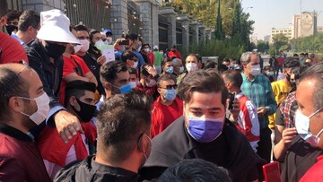 شعار پرسپولیسی‌ها علیه رسول‌پناه: مدیر دندانپزشک"نمی‌خوایم،نمی‌خوایم"