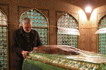 ببینید | تصویری از شهید سردار سلیمانی در کنار مضجع شریف امام رضا(ع)