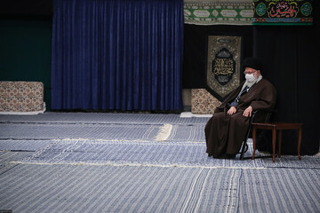 تصویری از رهبر انقلاب در مراسم عزاداری شهادت امام رضا (ع) 