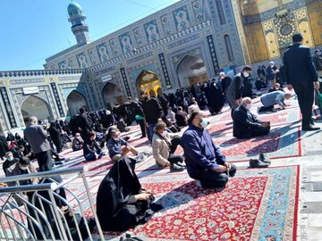 تصاویری از حضور مردم عزادار در حرم مطهر رضوی