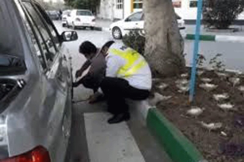 ببینید | سوژه روز فضای مجازی؛ کمک به تعویض چرخ پنچر یک شهروند توسط پلیس