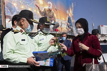 اهدای گل و ماسک همزمان با آغاز هفته نیروی انتظامی