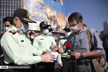 اهدای گل و ماسک همزمان با آغاز هفته نیروی انتظامی
