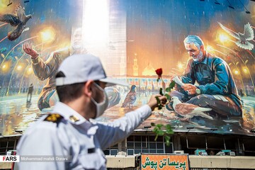 اهدای گل و ماسک همزمان با آغاز هفته نیروی انتظامی