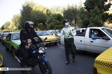 اهدای گل و ماسک همزمان با آغاز هفته نیروی انتظامی