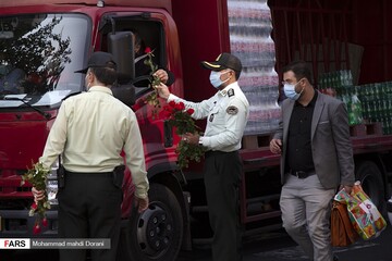 اهدای گل و ماسک همزمان با آغاز هفته نیروی انتظامی