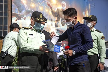 اهدای گل و ماسک همزمان با آغاز هفته نیروی انتظامی