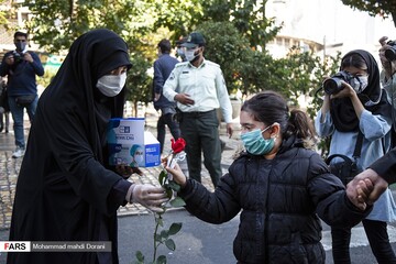 اهدای گل و ماسک همزمان با آغاز هفته نیروی انتظامی