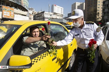 اهدای گل و ماسک همزمان با آغاز هفته نیروی انتظامی