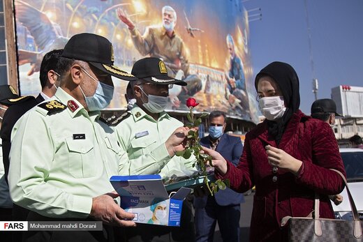 اهدای گل و ماسک همزمان با آغاز هفته نیروی انتظامی