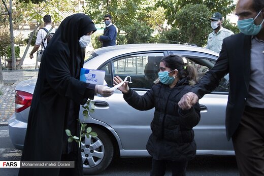 اهدای گل و ماسک همزمان با آغاز هفته نیروی انتظامی