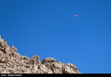 پرواز پاراگلایدرها در آسمان کرمان