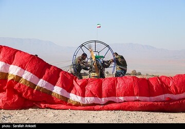 پرواز پاراگلایدرها در آسمان کرمان