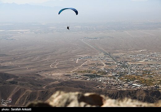 پرواز پاراگلایدرها در آسمان کرمان