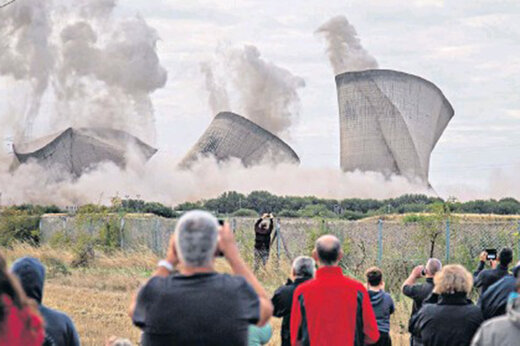ببینید | لحظه هیجان‌انگیز تخریب یک نیروگاه برق با انفجار کنترل شده