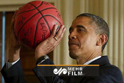 ببینید | پرتاب سه امتیازی باراک اوباما، در حاشیه انتخابات آمریکا در سالن بسکتبال