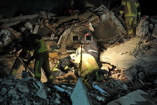 ببینید | نجات معجزه آسا دختر ۱۶ ساله از زیر آوار زلزله ازمیر ترکیه
