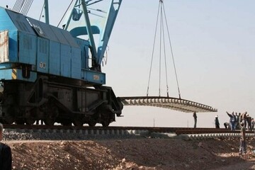 با حضور وزیر راه عملیات ریل‌گذاری مکانیزه راه‌آهن همدان به سنندج آغاز شد
