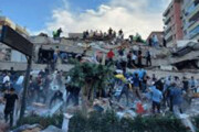 ببینید | احترام امدادگران به قرآنی که از زیر آوار زلزله در ازمیر بیرون آوردند